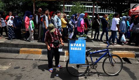 Foto Ramai Wisatawan Pedagang Manfaatkan Momen Libur Tahun Baru