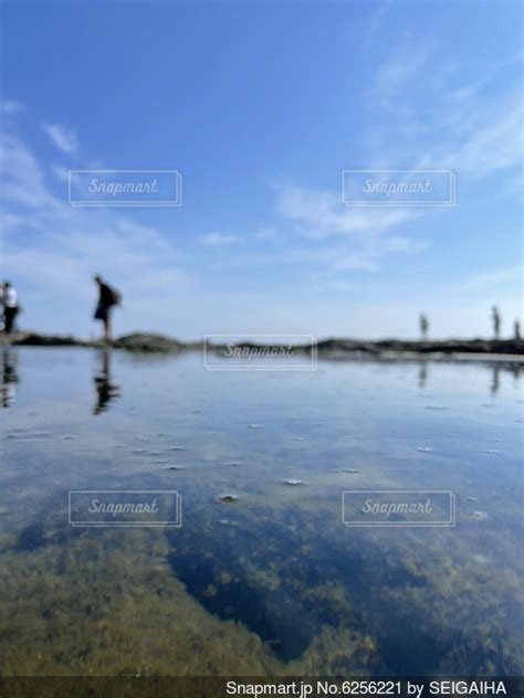 台風の後の川の水面に映る人影の写真・画像素材[6256221] Snapmart（スナップマート）