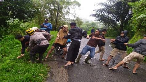 Sepeda Motor Terjun Ke Jurang Sedalam Meter Di Cianjur Pengendara