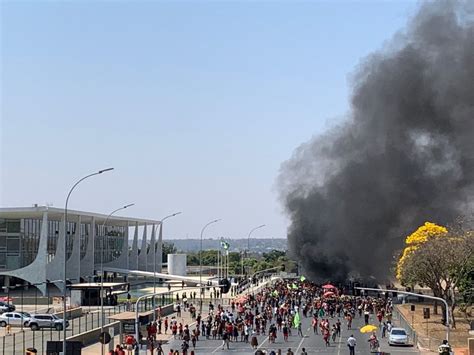 Ind Genas Queimam Caix O De Metros Contra Medidas De Morte De