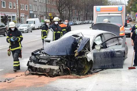 Schwerer Unfall In Hamburg Bmw Zerschellt An Lichtmast Deutschland