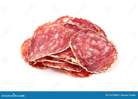 Rebanadas De Salchicha Del Salami En Un Fondo Blanco Foto De Archivo