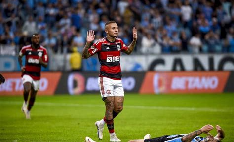 Titular Do Flamengo Sofre Fissura Na Costela E Vira Problema Para Tite