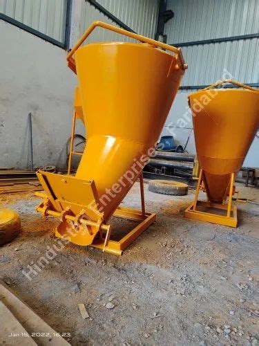 Side Discharge Banana Funnel Concrete Bucket Capacity 1000 Cu M3 For