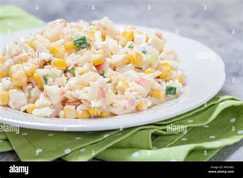 Les B Tonnets De Crabe Avec Salade Ma S Concombre Oeufs Et Photo