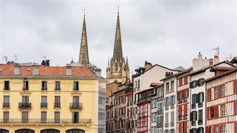 Hohe türme der kathedrale von bayonne über den dächern der stadt