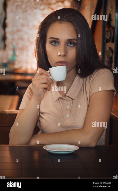 Homme Et Fille Au Bar Banque De Photographies Et Dimages à Haute