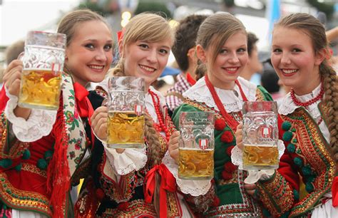 Vestidos tradicionales, cocina alemana y mucha cerveza... ¡El ...