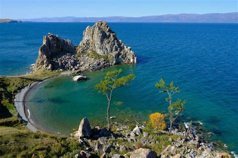 Roca Shamanka En El Lago Baikal Cerca De Khuzhir En La Isla Olkhon En