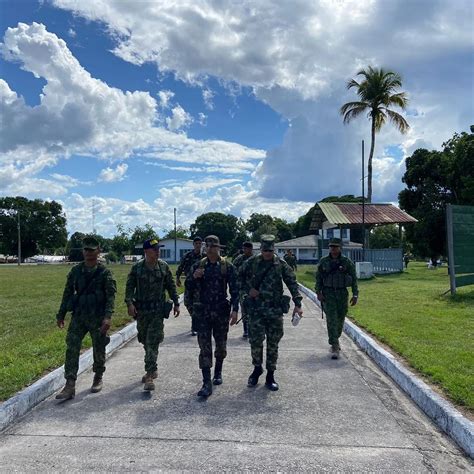 Cerimônia de hasteamento reforça cooperação militar Brasil Colômbia