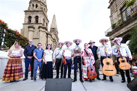 RECIBE MARIACHI TRADICIONAL LOS ONCE PUEBLOS DE COLIMA LA MEDALLA