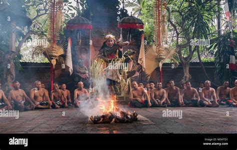 Kecak Feuertanz Fotos Und Bildmaterial In Hoher Aufl Sung Alamy