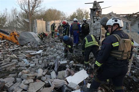 Lukraine Pleure Les 51 Civils Tués Dans Le Bombardement Dun Village Dans Lest