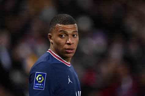 Presidente do PSG diz que não deixará Mbappé ir embora de graça