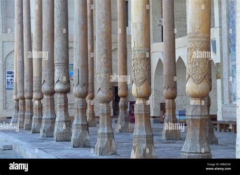 Columnas De Madera Y Techos Adornados De Bolo Haouz Mezquita En Bukhara