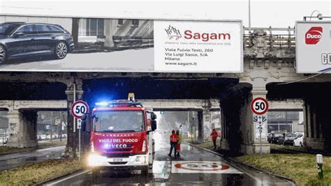 Caduta Calcinacci Chiuso Viale Fulvio Testi La Stampa