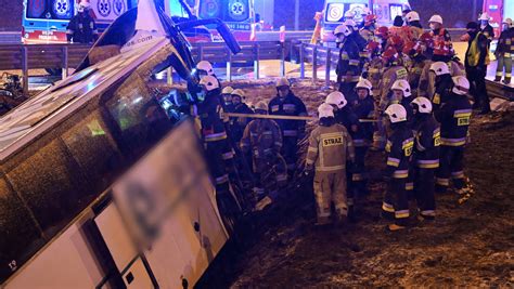 Kaszyce Autobus Uderzy W Bariery Na A Jedna Osoba Nie Yje S