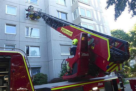 Leineblitz Feuerwehr Rettet Person Erneut Mit Der Drehleiter