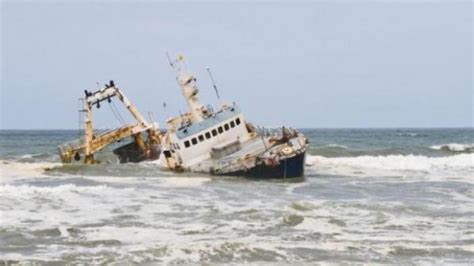 Kapal Diterjang Ombak Di Perairan Kendawang Satu Warga Pulomerak