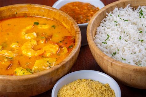 Moqueca de peixe e camarão prato tradicional da culinária brasileira