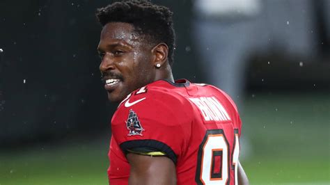 Antonio Brown Nfl Reviewing Allegation Bucs Wr Got Fake Vaccine Card