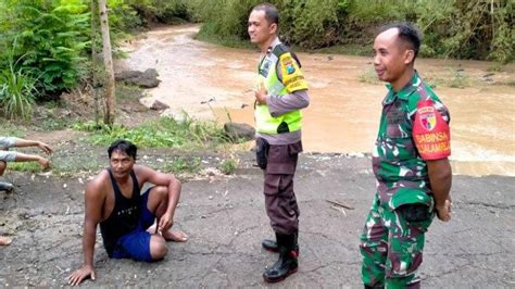 Panik Warga Blitar Saat Lintasi Cek Dam Mendadak Diterjang Luapan