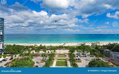 Plage Du Sud Miami Beach Florida Silhouette D Homme Se Recroquevillant