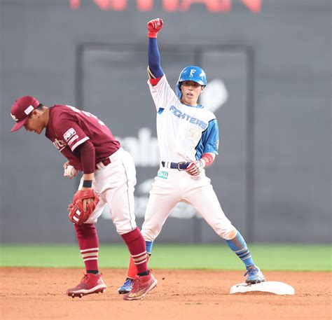 【日本ハム】五十幡亮汰、快足飛ばしてセンター前二塁打 臀部付近を気にし3回でベンチに下がる プロ野球写真ニュース 日刊スポーツ