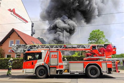 Rauchs Ule Kilometerweit Zu Sehen Gro Brand In Leipzig Gro Zschocher