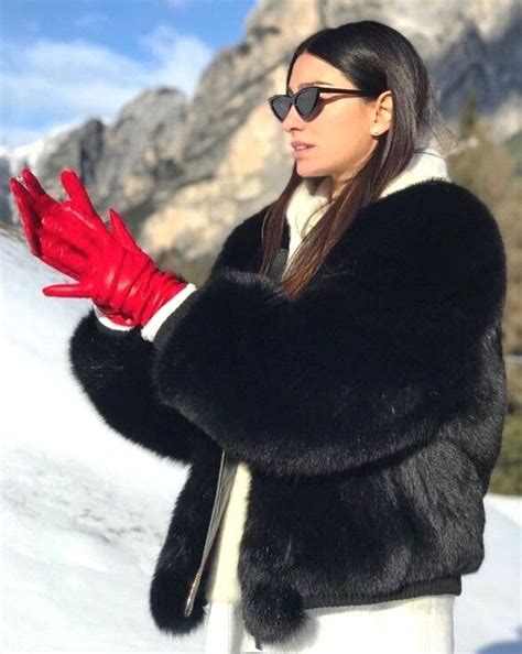 Pin By Emanuele Perotti On Beauties In Fur Fur Coats Women Fur Fashion Leather Gloves Women