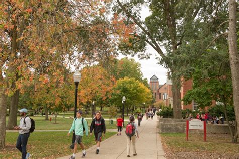 How a campus visit can help your college search - News - Illinois State