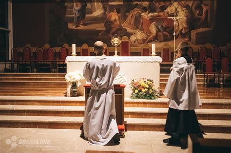 Foto Mladi U Mostaru Klanjali Pred Presvetim Oltarskim Sakramentom