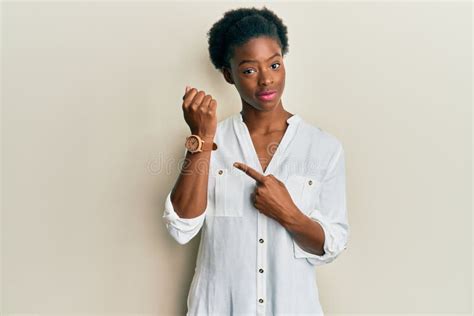 Jeune Fille Afro américaine En Bikini Invitant à Entrer Dans Le Sourire