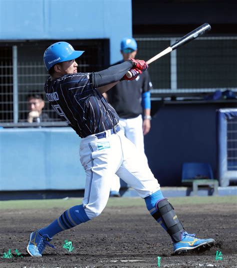 【日本ハム】3年目の20歳が12球団1号 逆風切り裂き左翼芝生席へ スポーツ報知