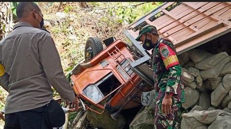 Dramatis Detik Detik Sopir Kernet Selamatkan Diri Saat Truk Semen