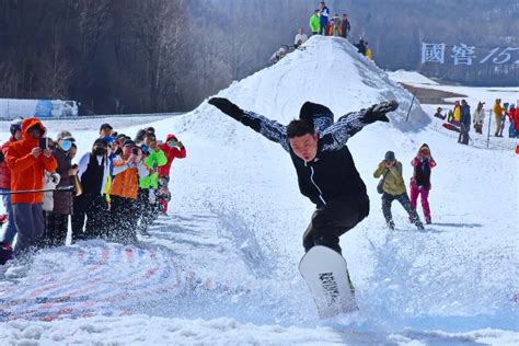 Naked Pig Ski Festivals Say Farewell To Winter Chinadaily Cn