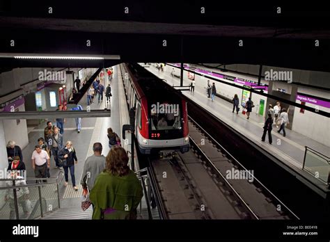 La Station De Métro Sagrada Familia Barcelone Photo Stock Alamy