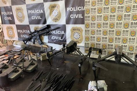 Polícia Civil desativa depósito de armas e drogas e prende mulher em