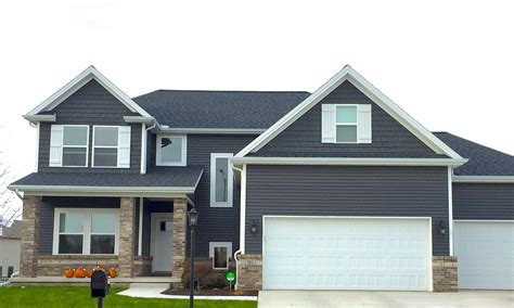 dark grey house with white trim - Extend Webcast Bildergalerie