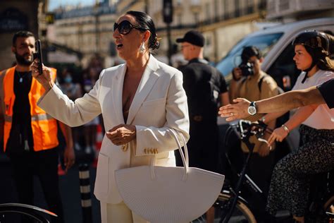 Con Un Traje De Chaqueta Blanco Moda EL MUNDO