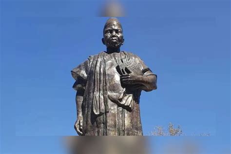 Burkina Une Statue Du Professeur Joseph Ki Zerbo Rig E L