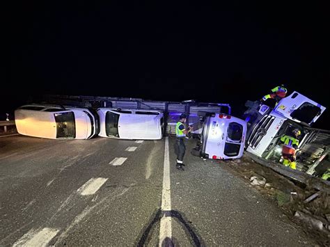 Restablecida la circulación en la A 52 tras el vuelco de un camión a su