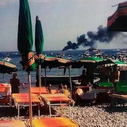 Motoscafo In Fiamme A Marina Del Cantone