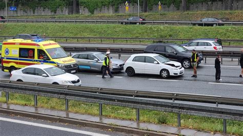 Warszawa Zderzenie na S8 Duże utrudnienia w kierunku Poznania TVN