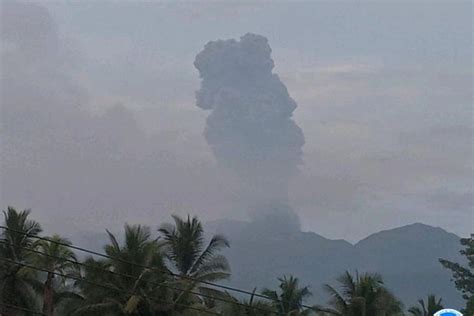 Gunung Dukono Di Halmahera Maluku Utara Erupsi Antara News Papua Barat