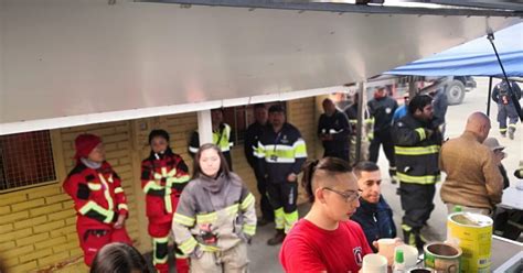 Foodtruck regala comida a Bomberos en Santa Juana Están agotados pero