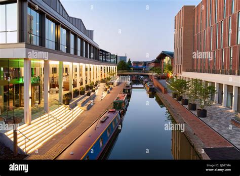 Canal boats on the Oxford canal in Banbury at dawn. Castle Quay ...