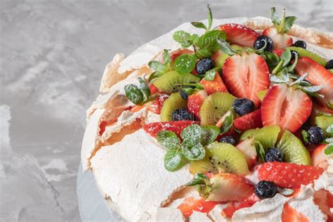 Sobremesa Do Bolo Da Merengue De Pavlova Feita Morangos Quivi