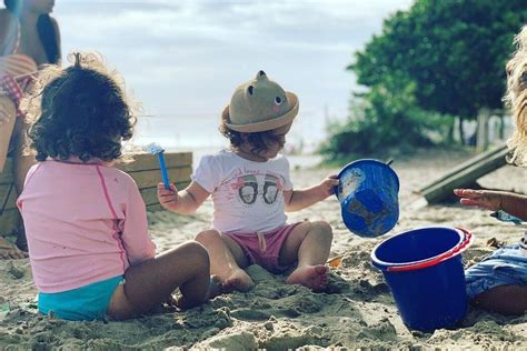 José Loreto compartilha fotos curtindo praia a filha e surpreende