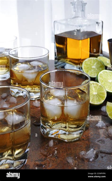 Cóctel De Alcohol Con Coñac Whisky O Ron Limón Y Hielo En Vasos